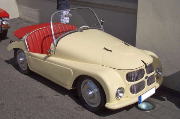 F125 е творение на майстора Paul Kleinschnittger. След войната той прави прототип от рециклиран метал, велосипедни колела и части от стари самолети. До 1949-а е готов и включва предно стъкло от катастрофирал боен самолет. Германски бизнесмен вижда привлекателност в дизайна на Kleinschnittger и финансира малка фабрика.

Прототипът обаче не е достатъчно голям и F125 трябваше да бъде преработен. По време на ранното производство,  алуминиевите корпуси се доставят от излишни армейски съдове за готвене, които са били изковани плоски в опит за пестене на разходи.